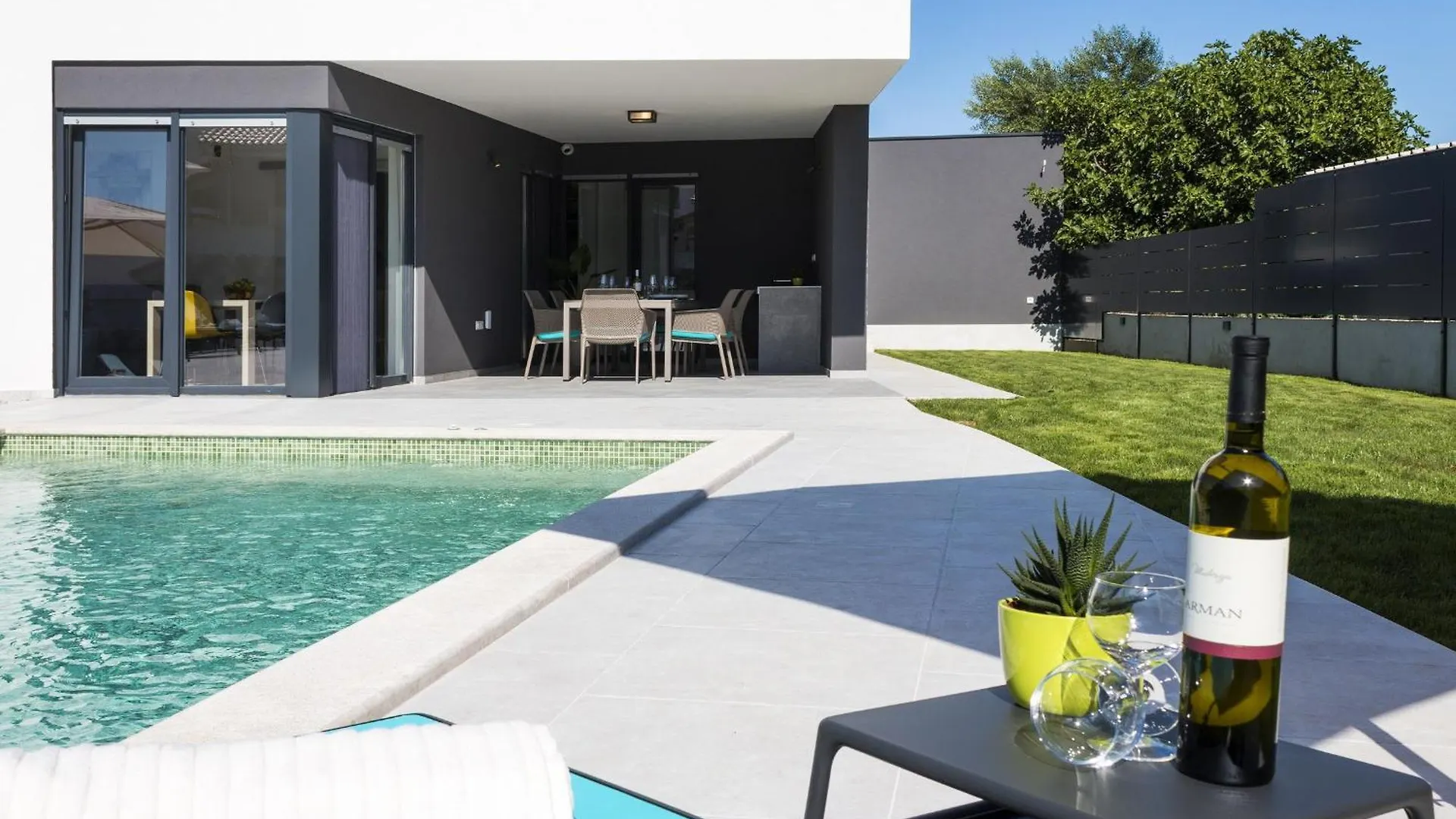 Villa Moderna Near Pula For 8 People With 32 M2 Private Pool