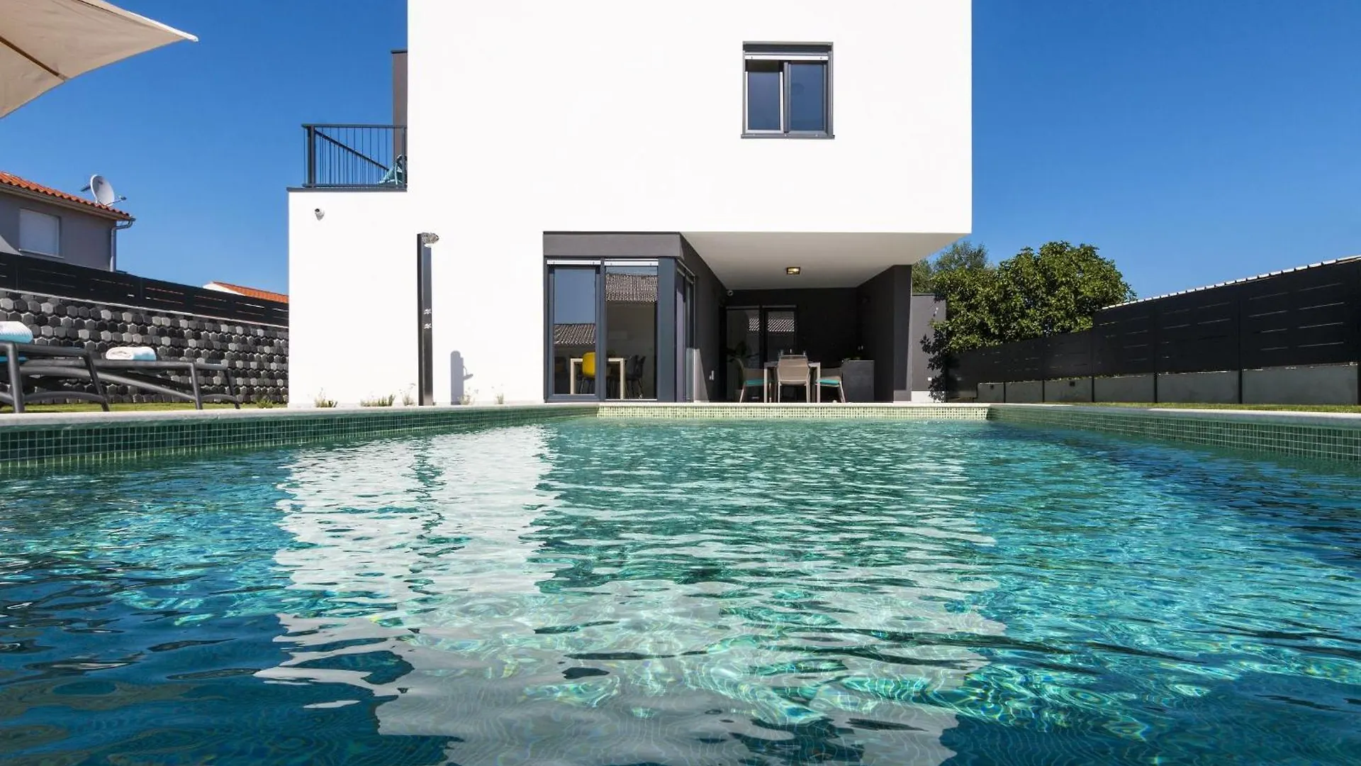 Villa Moderna Near Pula For 8 People With 32 M2 Private Pool