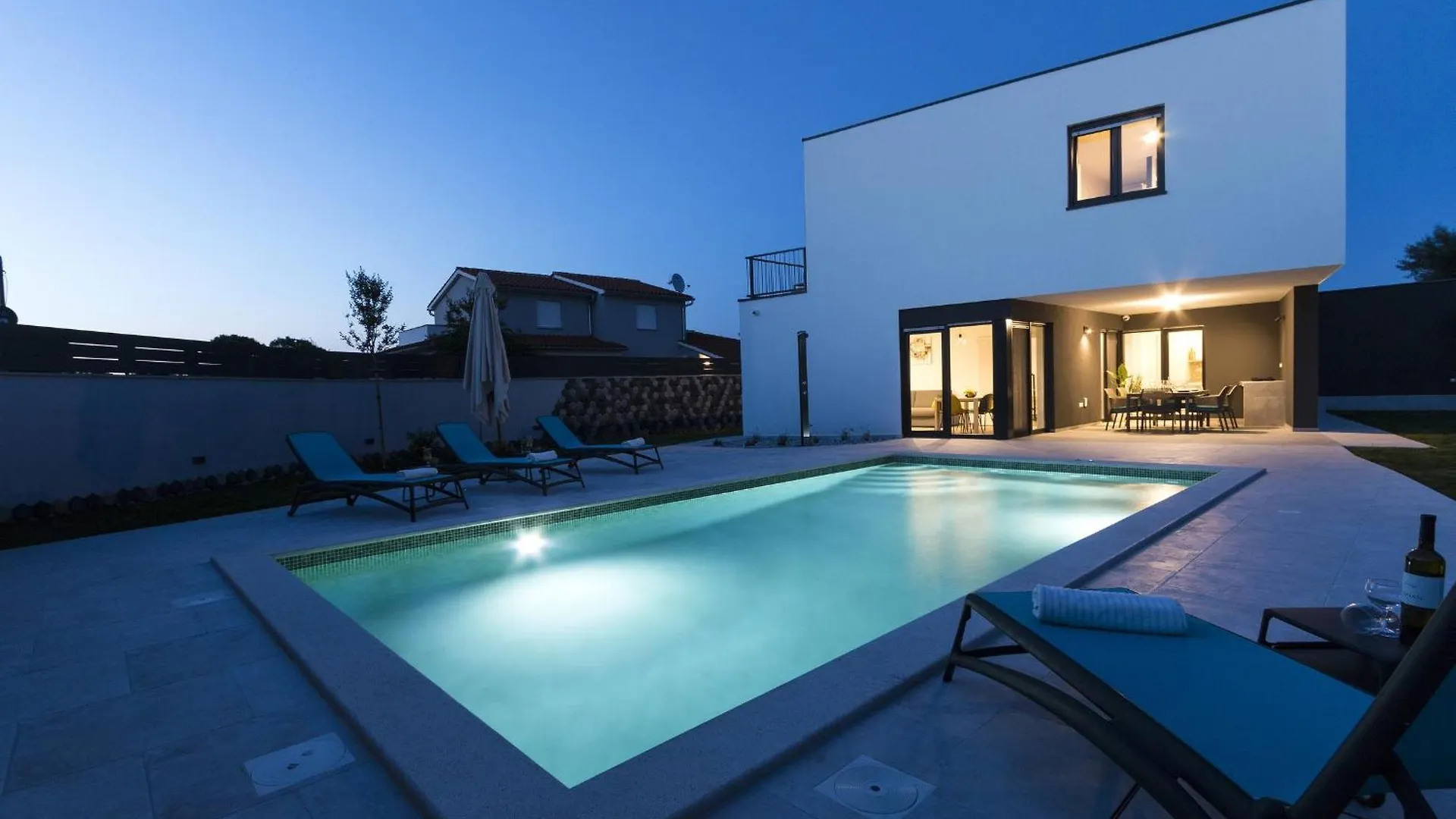 Villa Moderna Near Pula For 8 People With 32 M2 Private Pool