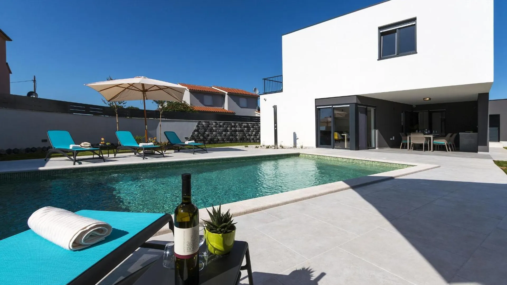 Villa Moderna Near Pula For 8 People With 32 M2 Private Pool Croatia