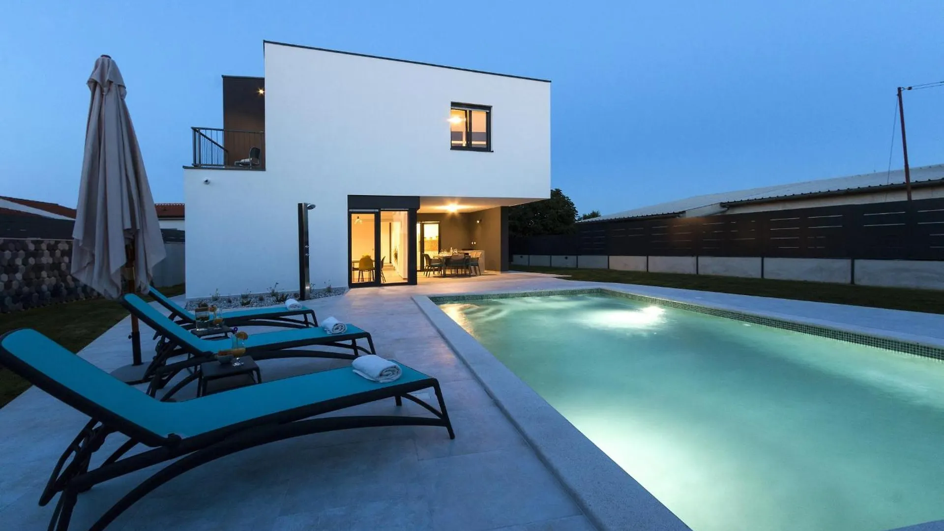 Villa Moderna Near Pula For 8 People With 32 M2 Private Pool