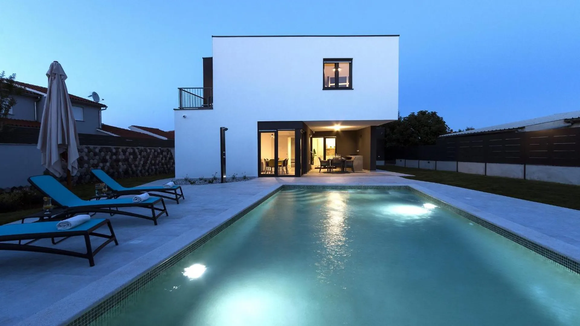 Villa Moderna Near Pula For 8 People With 32 M2 Private Pool