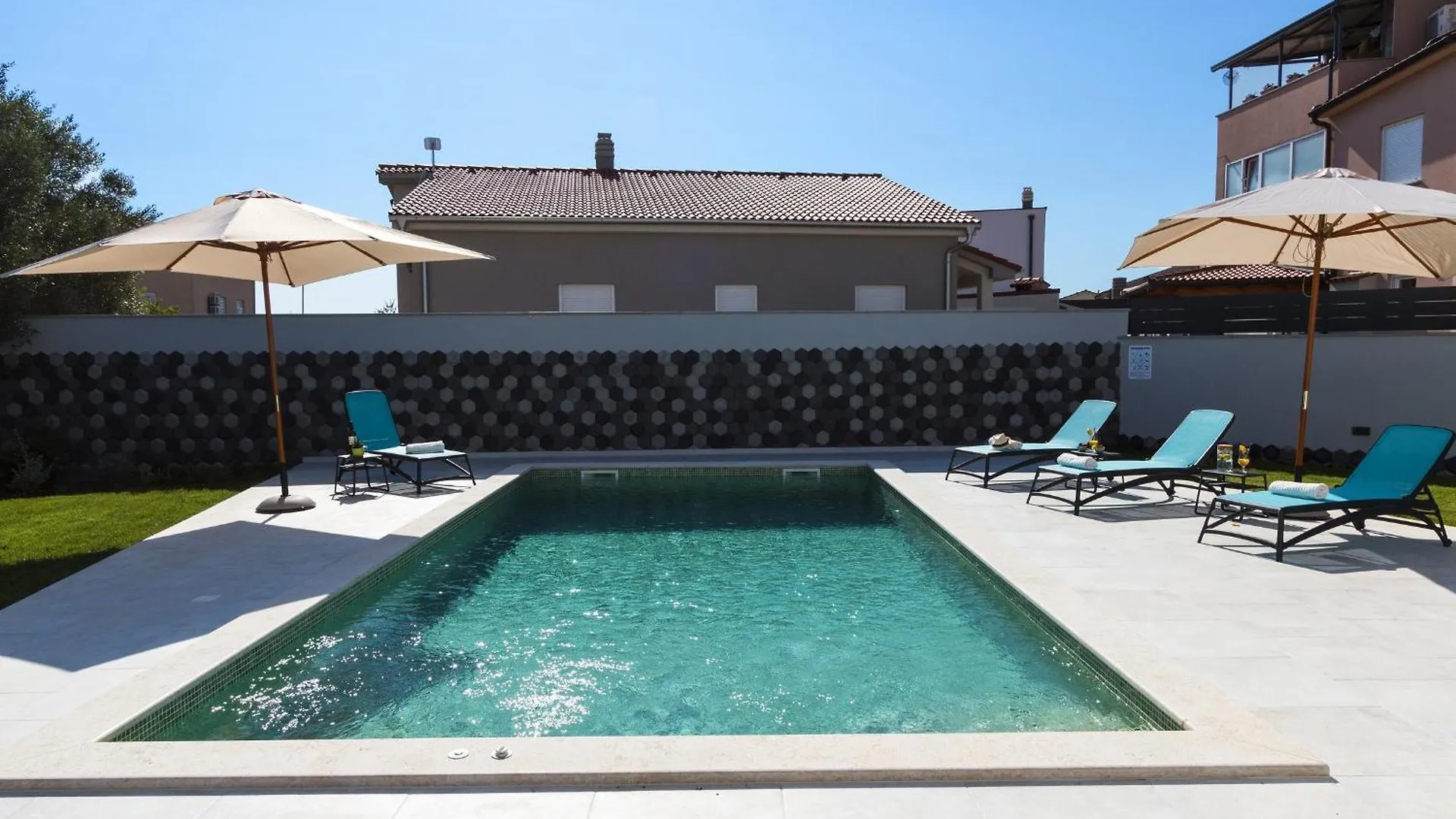 Villa Moderna Near Pula For 8 People With 32 M2 Private Pool